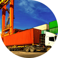 Camion et conteneurs au port
